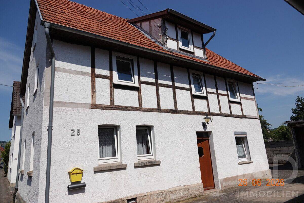 Heldra – freistehendes Einfamilienhaus mit drei unterkellerten Garagen und Potential zum Neubau EFH, 37281 Wanfried