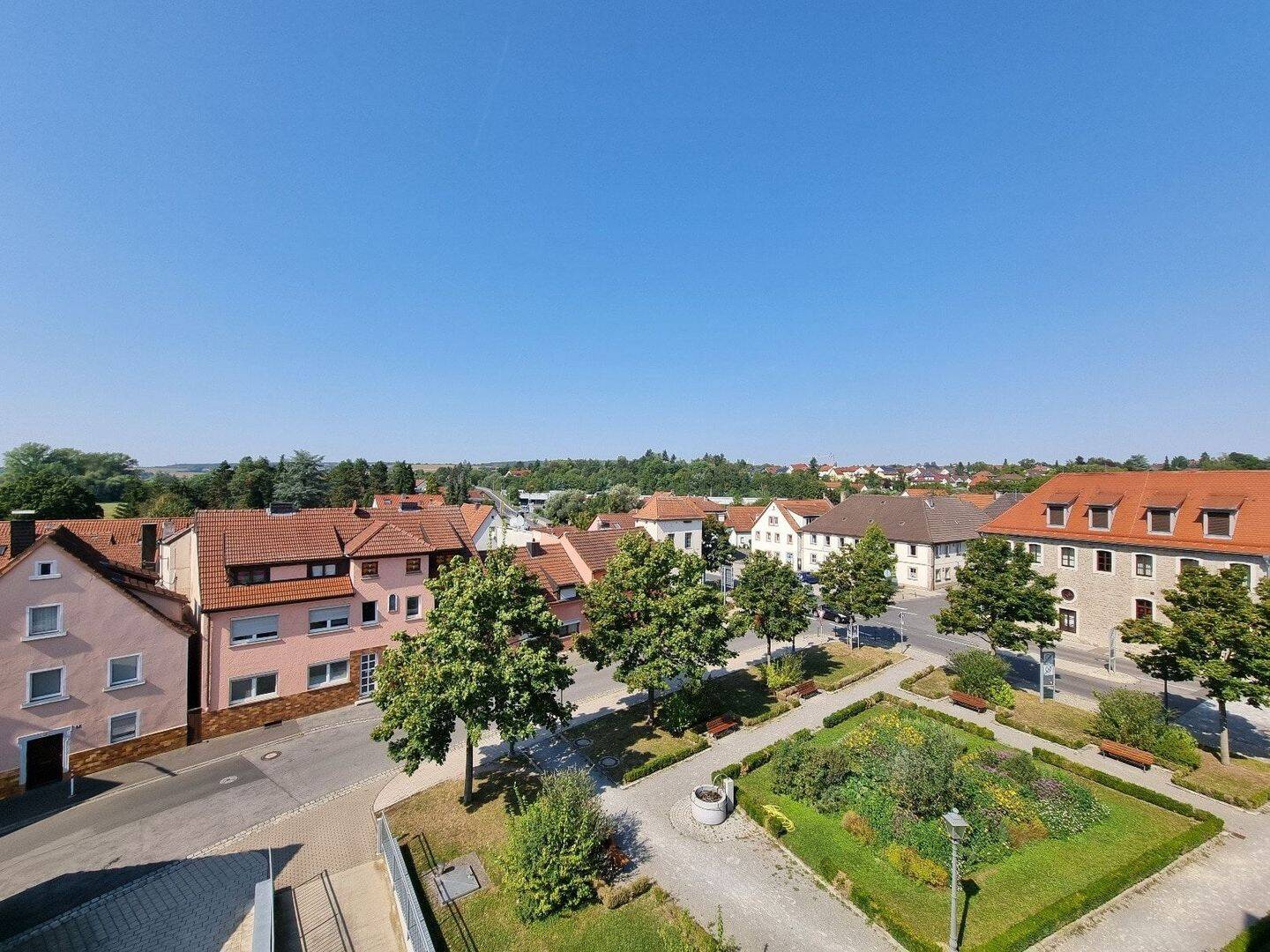 Wohntraum mit Weitblick mitten in der Stadt… bezugsfreie 3 Zimmer-ETW mit Loggia und TG-Stellplatz im Seniorenwohnzentrum, 97437 Haßfurt