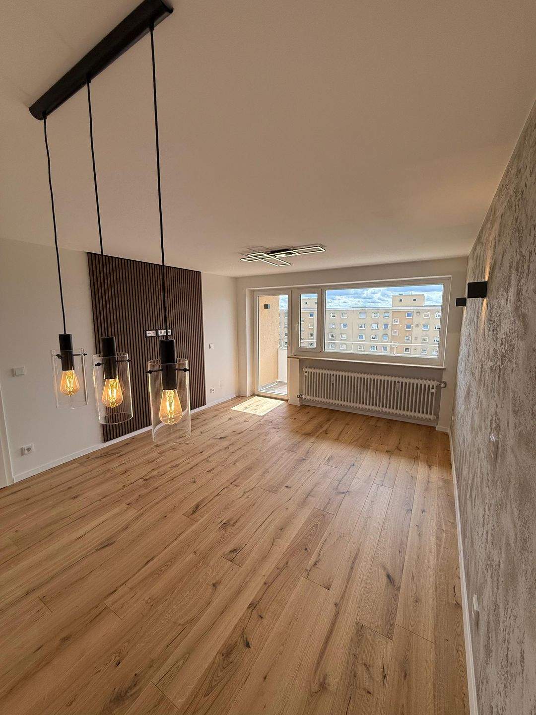 Exklusiv Wohnen mit Weitblick: Sanierte 4-Zi.-Whg mit Süd-Loggia, Lift & Stellplatz – Provisionsfrei, 80935 München (Feldmoching-Hasenbergl Milbertshofen-Am Hart)
