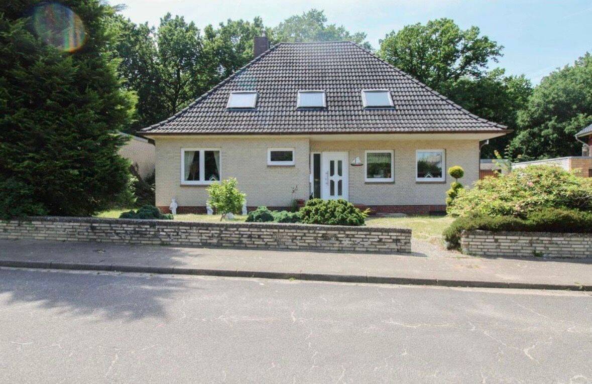 Oase der Ruhe am Waldrand: Großzügiges Einfamilienhaus in idyllischer Sackgassenlage in Burg (Dithmarschen), 25712 Burg (Dithmarschen)