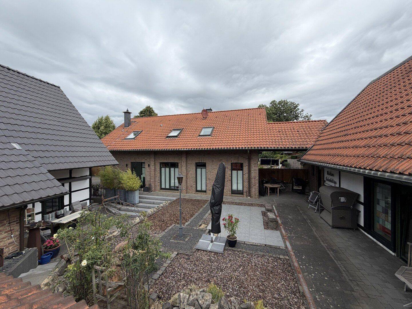 Außergewöhnliche Hofanlage mit drei Wohngebäuden, 41238 Mönchengladbach