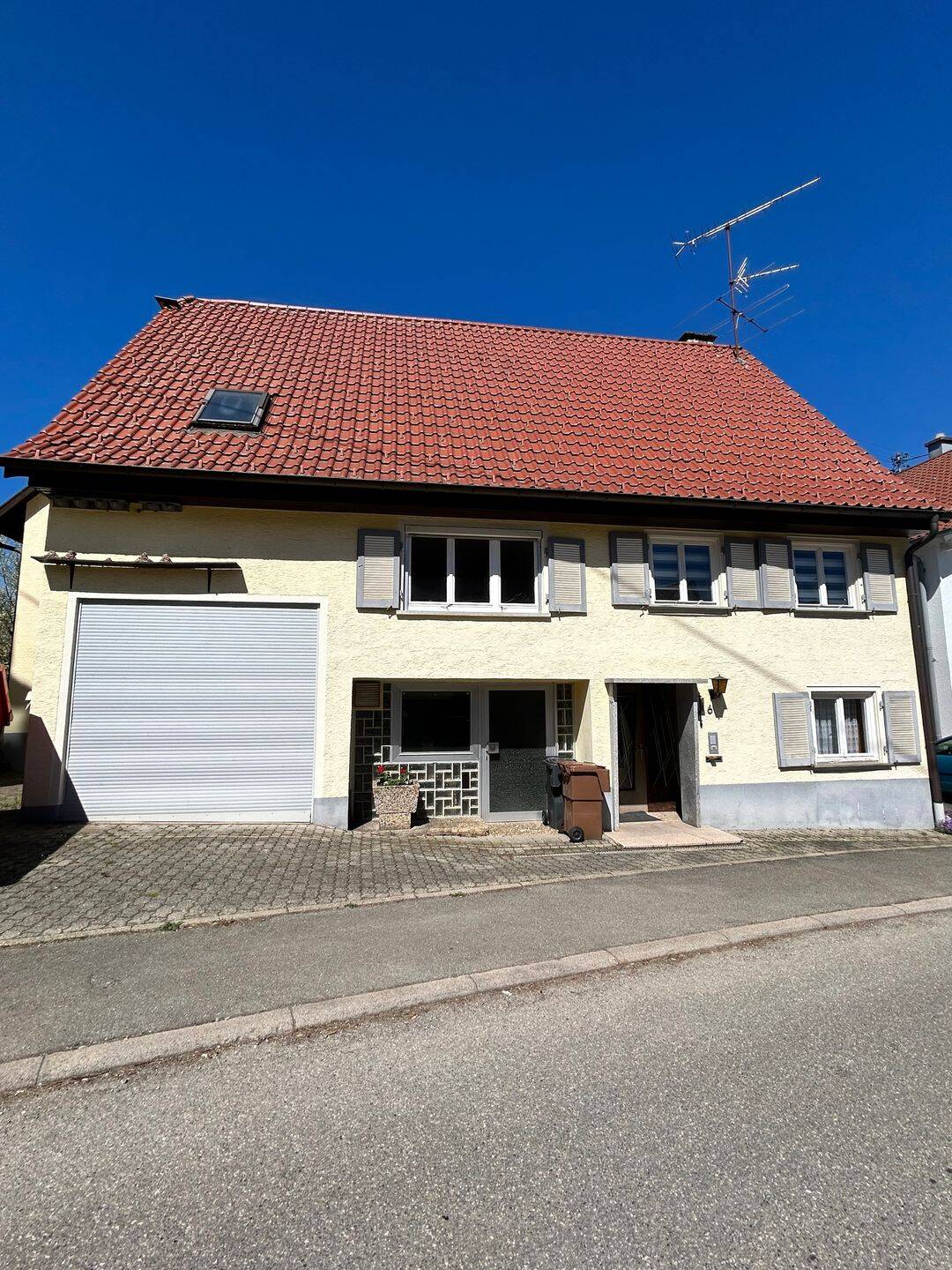 Preiswertes, großes Haus mit Werkstatt, Garage, Garage und Ausbaupotential für 2 Wohnungen, 72369 Zimmern unter der Burg