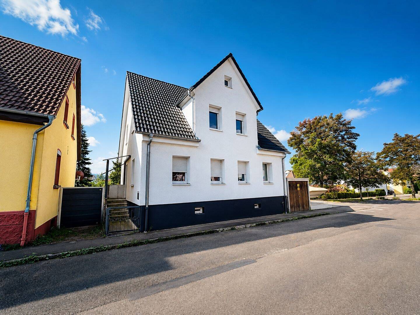 Teilsaniertes Wohnhaus + Garage, Garten, Stellplätze, 73084 Salach
