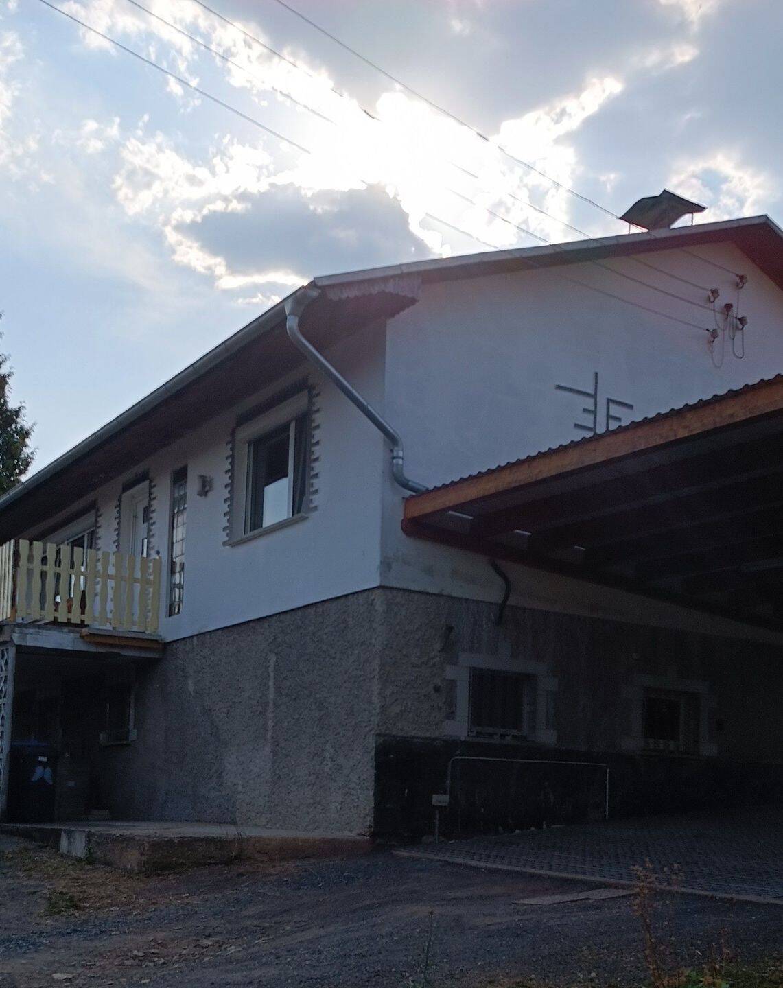 Einfamilienhaus mit großzügigem Nebengelass und Garten, 7381 Pößneck