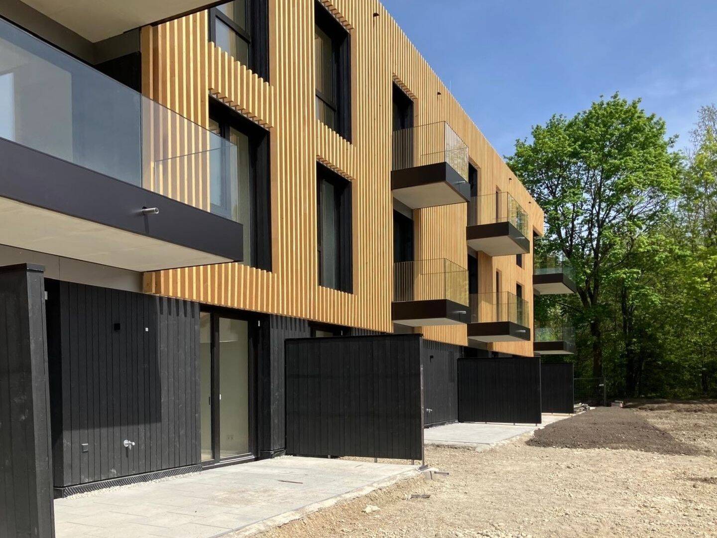 Von Licht durchflutet: Helle 2-Zimmer-Dachgeschosswohnung mit Blick ins Grüne, 82205 Gilching
