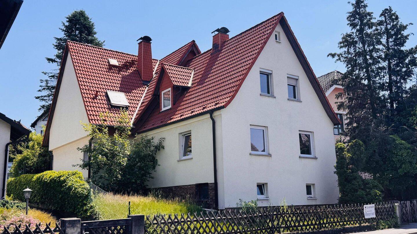 PROVISIONSFREI: Zweifamilienhaus in familienfreundlicher Lage von Coburg-Scheuerfeld. Sofort frei., 96450 Coburg
