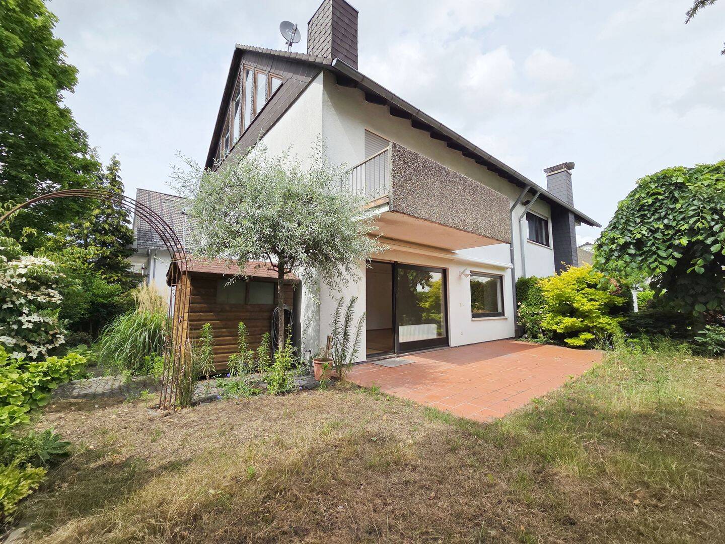 Rödermark-Urberach: Helle Doppelhaushälfte mit eingewachsenem Garten und Garage, 63322 Rödermark