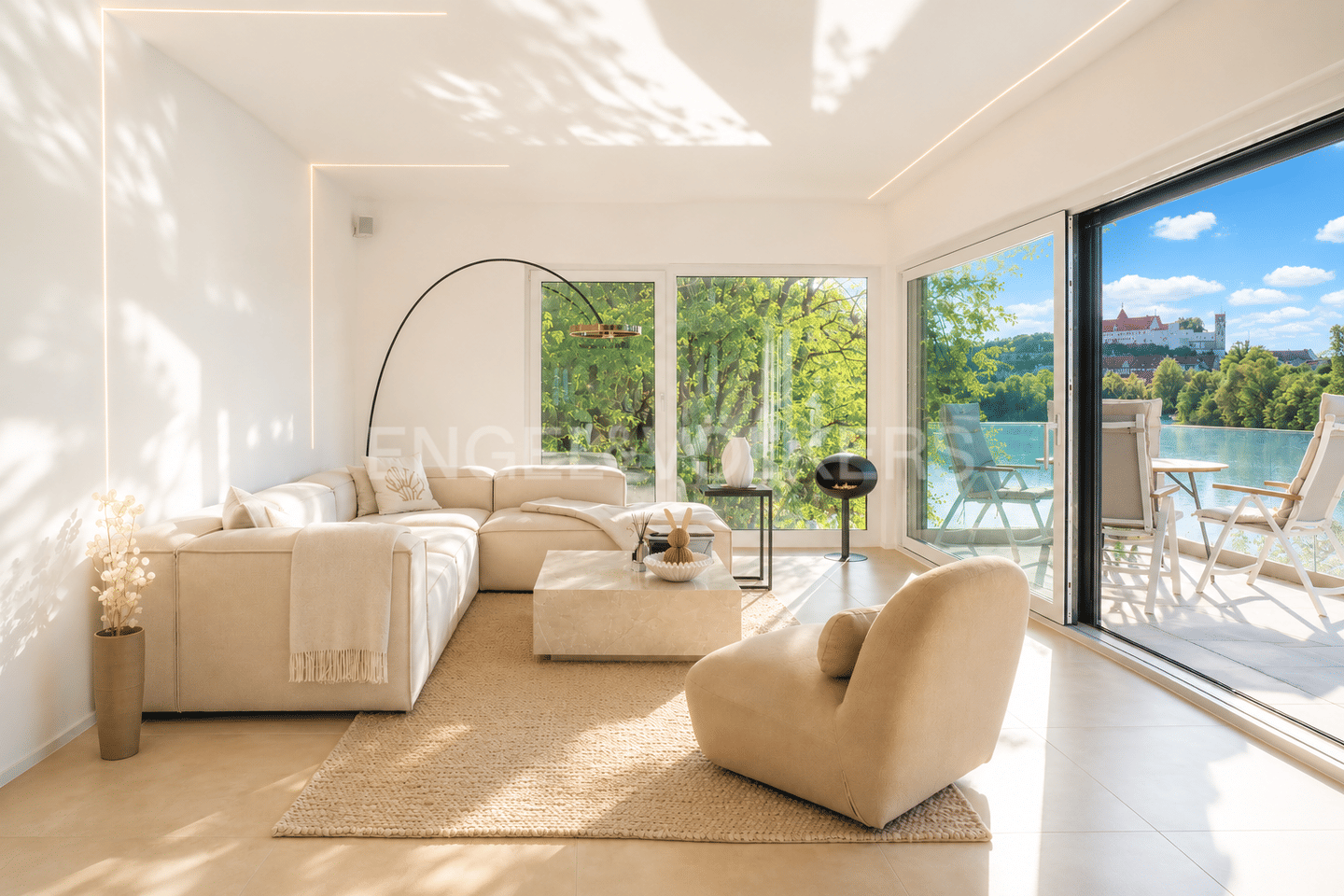 Wohnen auf höchstem Niveau: Neuwertiges Design-Anwesen mit spektakulärer Kulisse, 87645 Schwangau