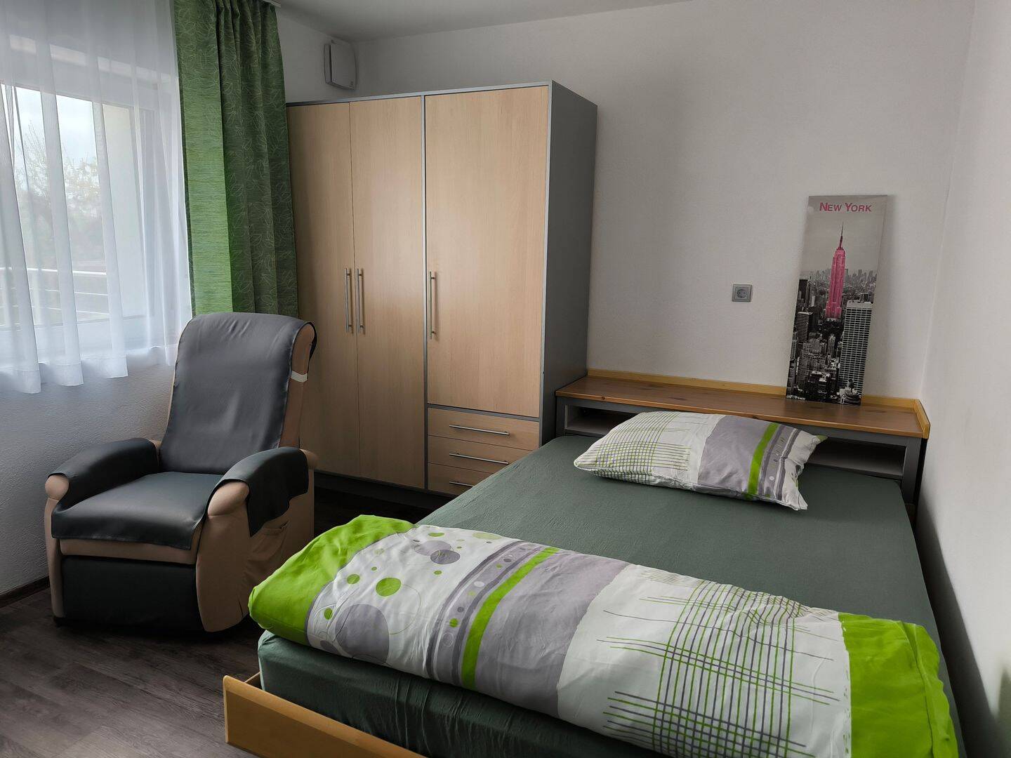 WG-Zimmer NR2 mit Bad ca 15m², möbliert in 4-Zimmer-EG-Wohnung, 84137 Vilsbiburg