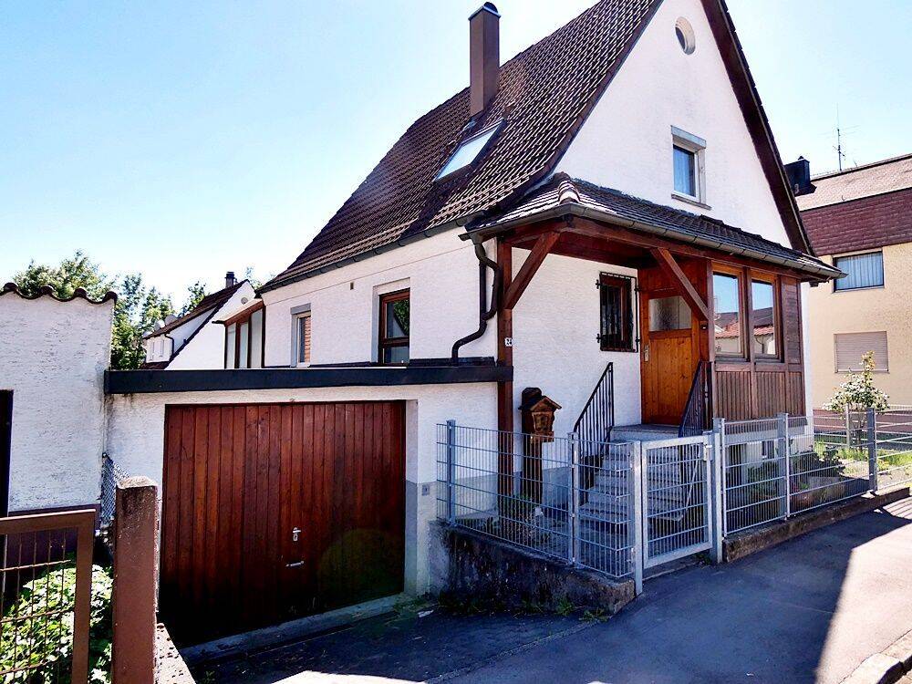 Einfamilienhaus mit Garten und 2 Garagen, 73035 Göppingen