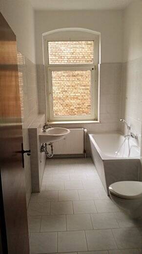 Günstige 2 Raum – Whg. , Laminatboden u. Bad mit Wanne, 6110 Halle (Saale) (Damaschkestraße Gesundbrunnen Innenstadt Lutherplatz Saaleaue)