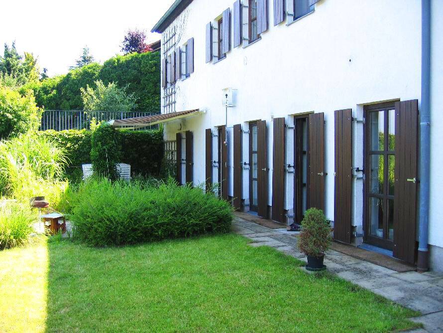 Einzigartige Liebhaberwohnung in Oberhinkofen: Offene 2,5 Zimmer Souterrain-Oase mit 260 m² Garten, 93083 Obertraubling