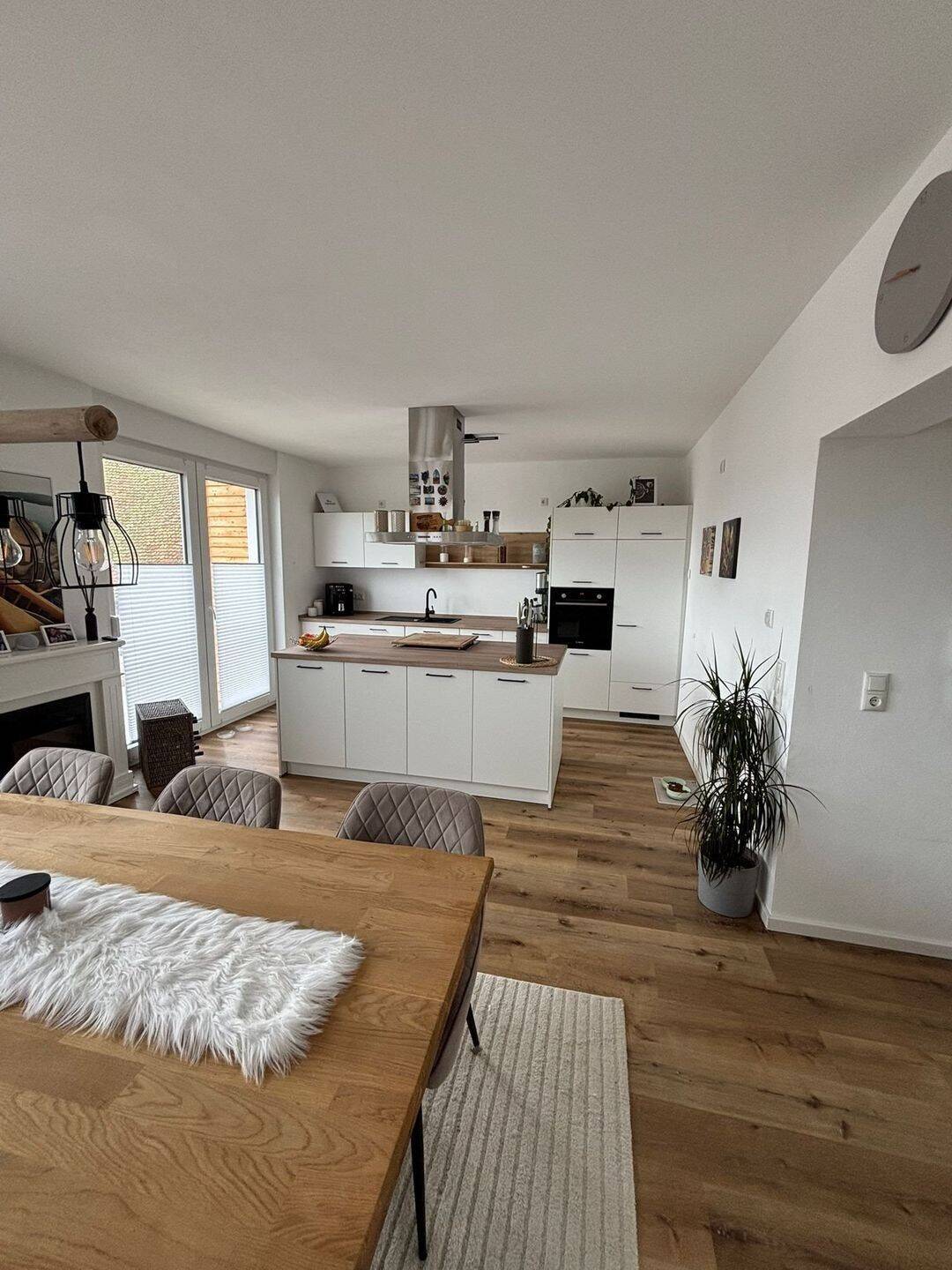 Neubau-Wohlfühloase: 4 Zimmer, Weitblick ins Grüne mit Balkon vor den Toren Bambergs, 96129 Strullendorf