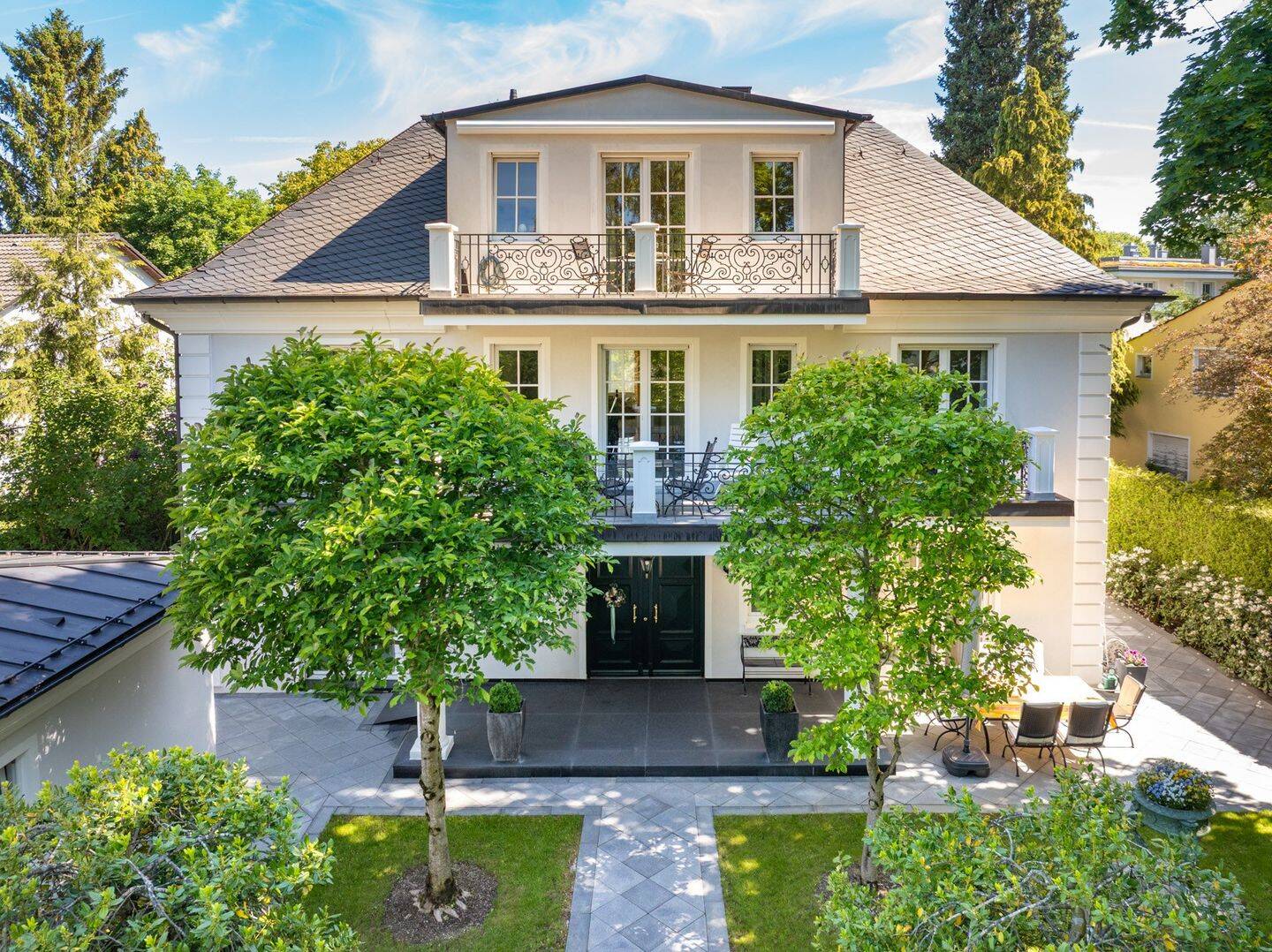 AIGNER – Luxuriös und durchdacht: Villa mit Aufzug in einem Parkgrundstück, 81477 München (Thalk. Obersendl.-Forsten-Fürstenr.-Solln)