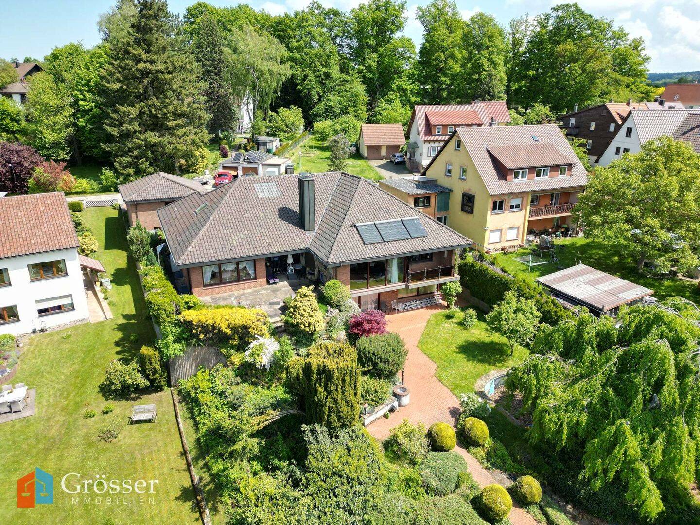 Repräsentative Villa auf parkähnlichem Grundstück in begehrter Wohnlage von Neuenbürg-Waldrennach, 75305 Neuenbürg