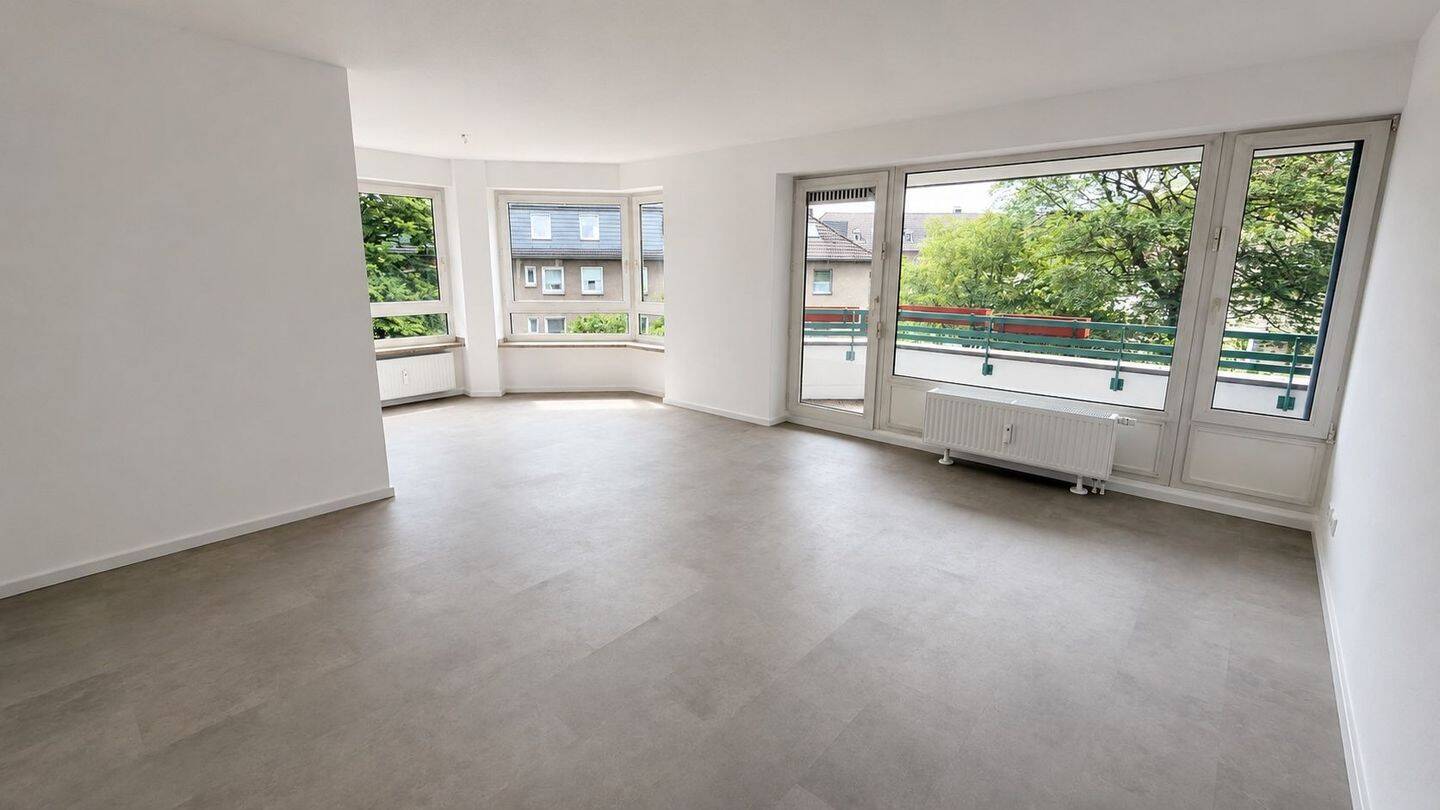 Hochwertig sanierte 4-Zimmer-Wohnung | 107 m² | 2 Balkone | TG-Stellplatz | 2 Jahre befristet, 42853 Remscheid (Innen Nord)