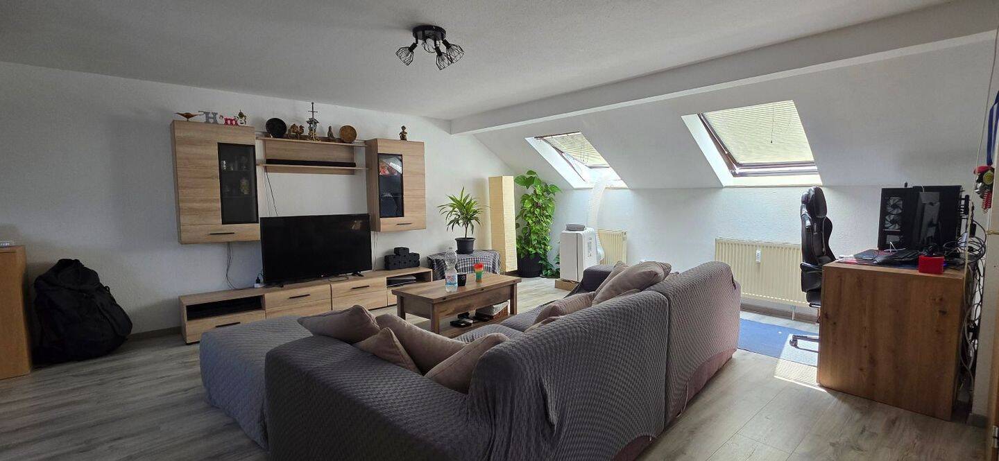 Dachgeschoss-2-Zimmer mit Einbauküche und Kellerabteil in Fürth, 90765 Fürth