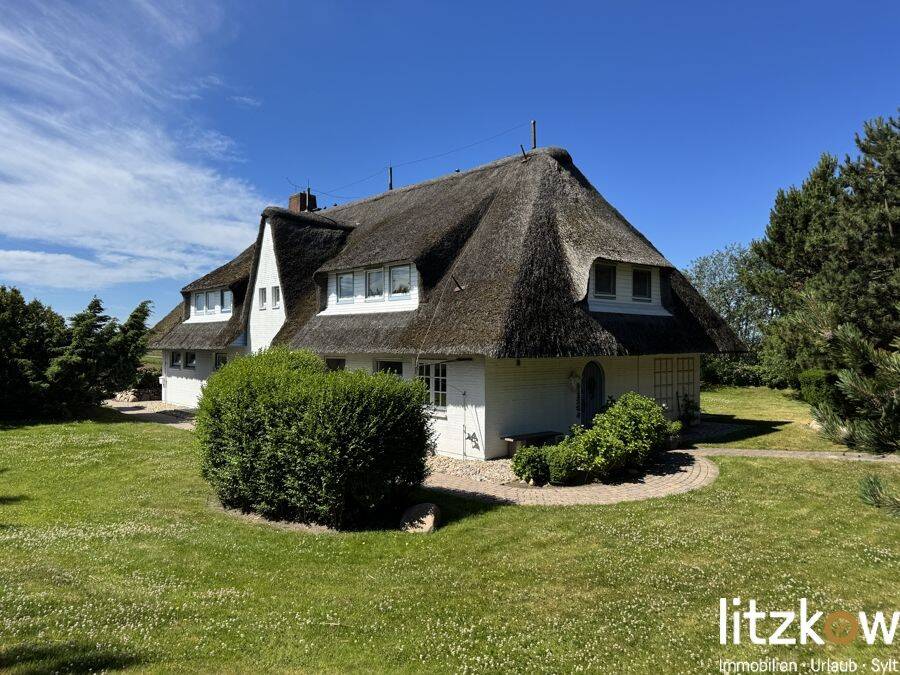Heimeliges Reetdachendhaus in traumhafter Lage an den Deichwiesen !, 25980 Sylt