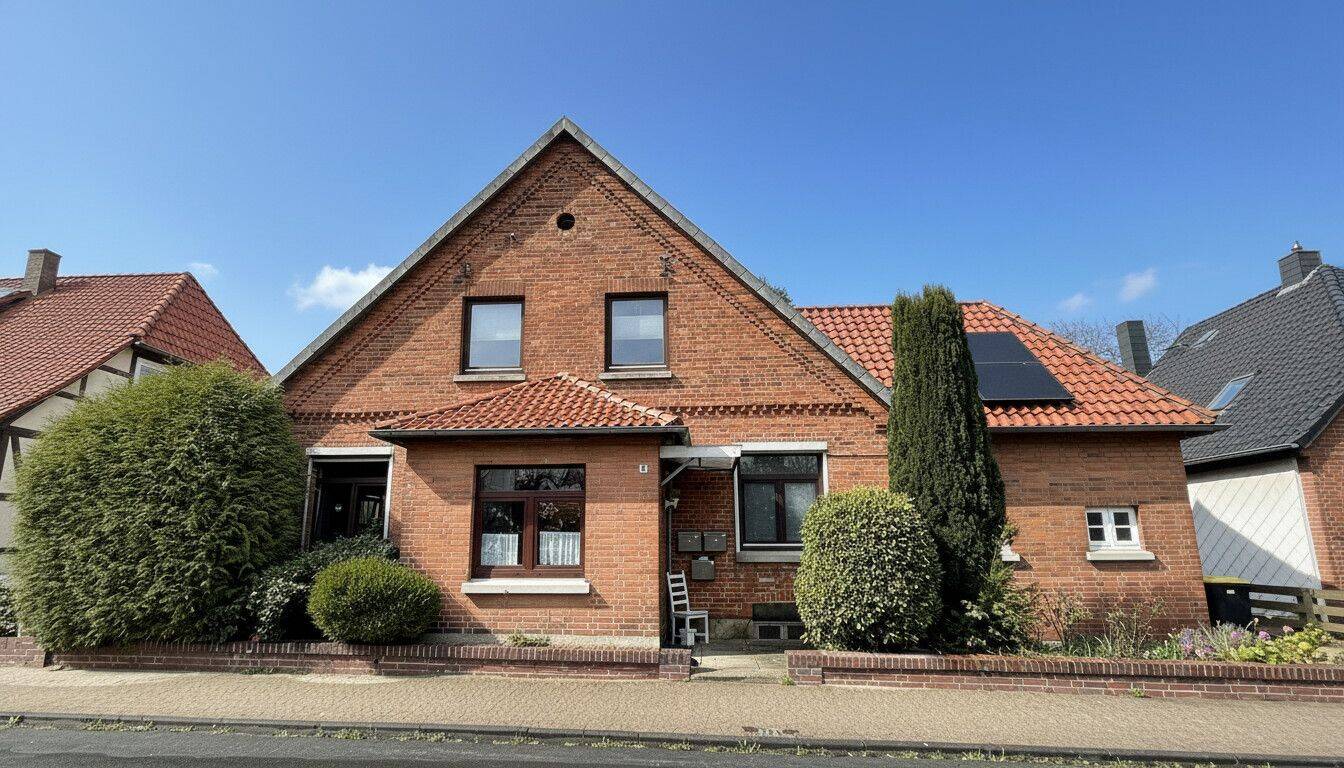 Großzügiges Dreiparteienhaus mit Entwicklungspotenzial auf weitläufigem Grundstück in Wennigsen!, 30974 Wennigsen (Deister)