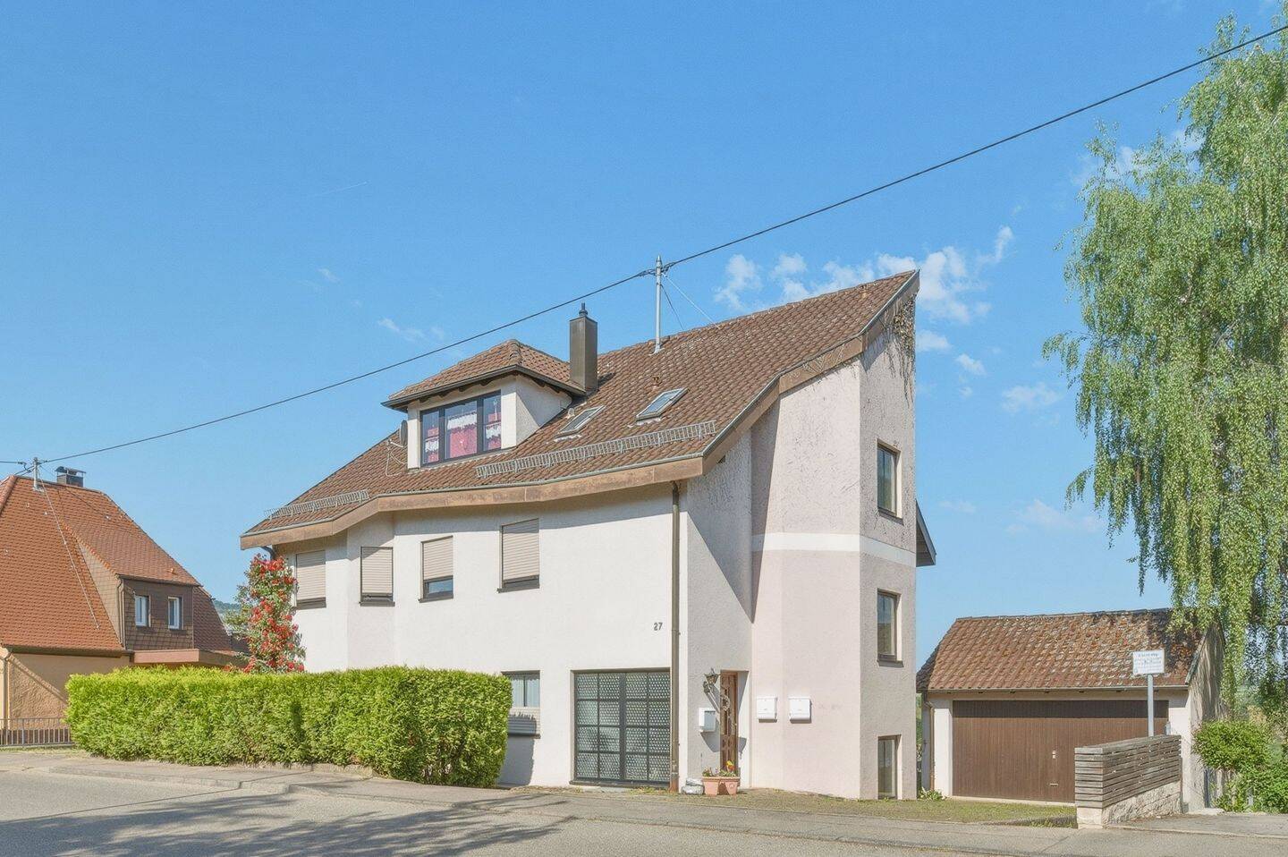 Großzügige Erdgeschosswohnung mit ca. 60 m² Terrasse, Wintergarten & privatem Gartenanteil, 72639 Neuffen