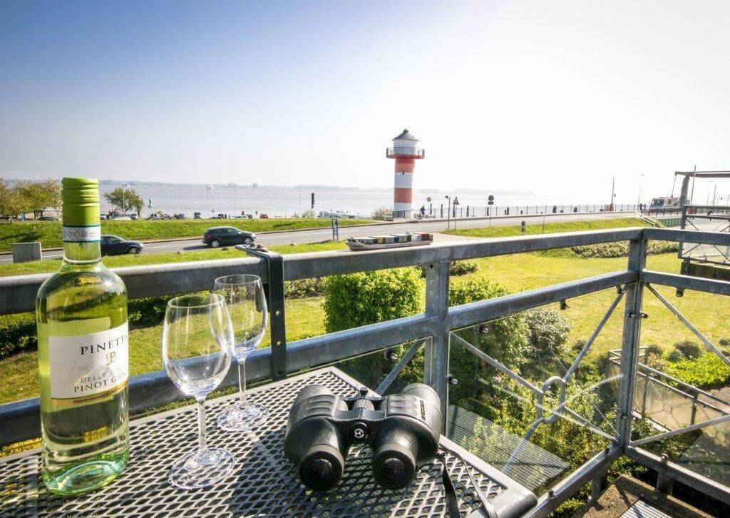 Grünendeich: Hochwertig-modern! Möbliertes Apartment mit direktem Blick auf die Elbe, 21720 Grünendeich