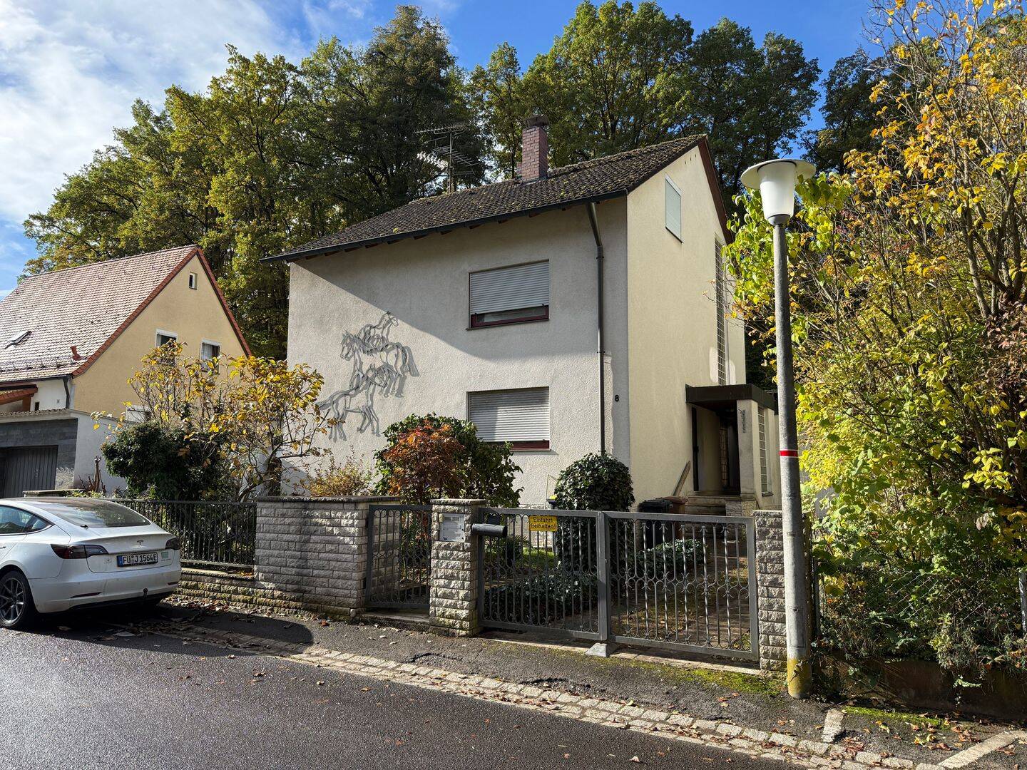 Zwei Wohneinheiten, Pool und Traumgarten – ein Haus voller Möglichkeiten in Roßtal, 90574 Roßtal