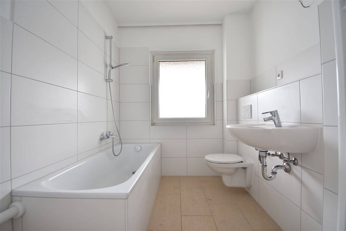 Renoviert! Geräumige 3-Zi-Altbau-Whg mit Balkon in Oberhausen, 46045 Oberhausen