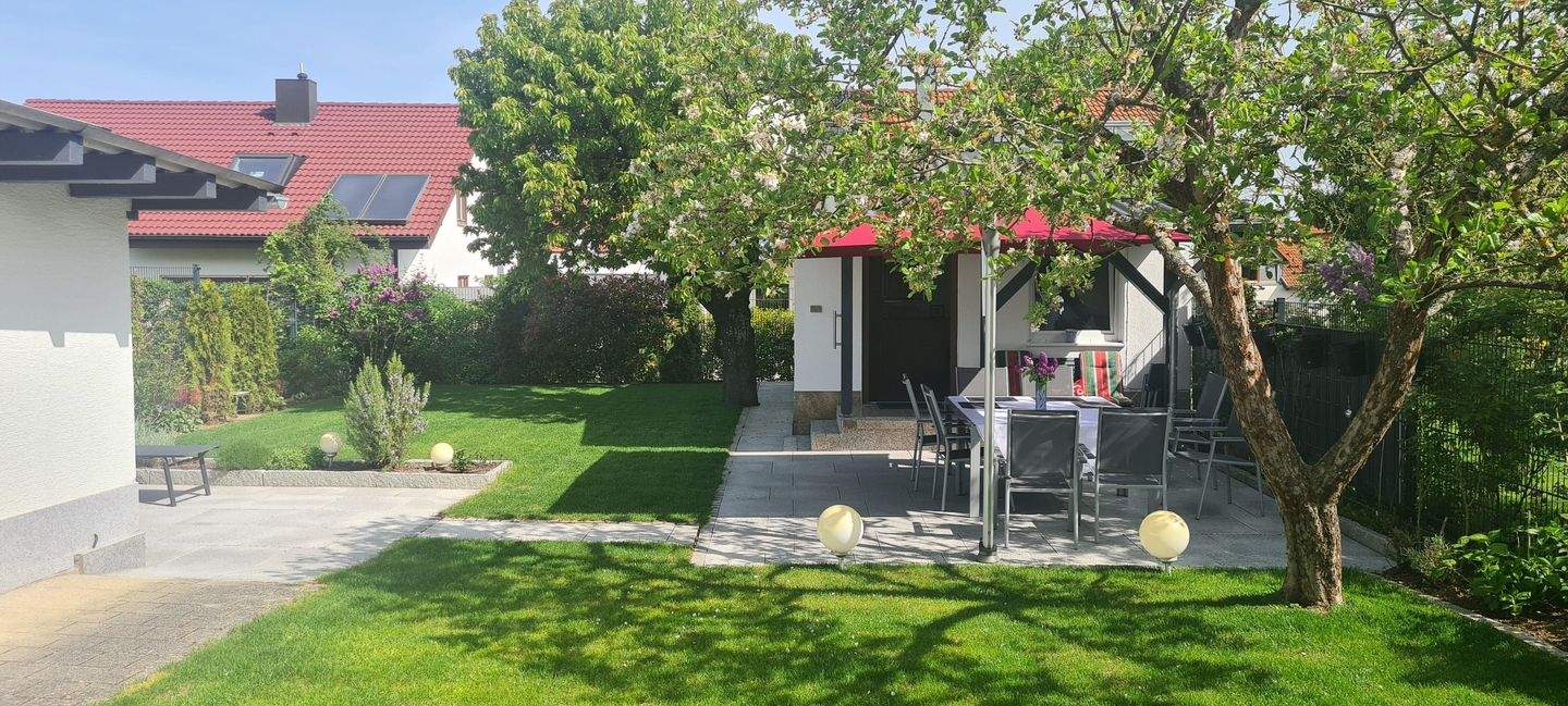 Attraktive Doppelhaushälfte mit 3 Wohneinheiten und sonnigem Traumgarten & neuer PV-Anlage in ruhiger Lage, 71116 Gärtringen