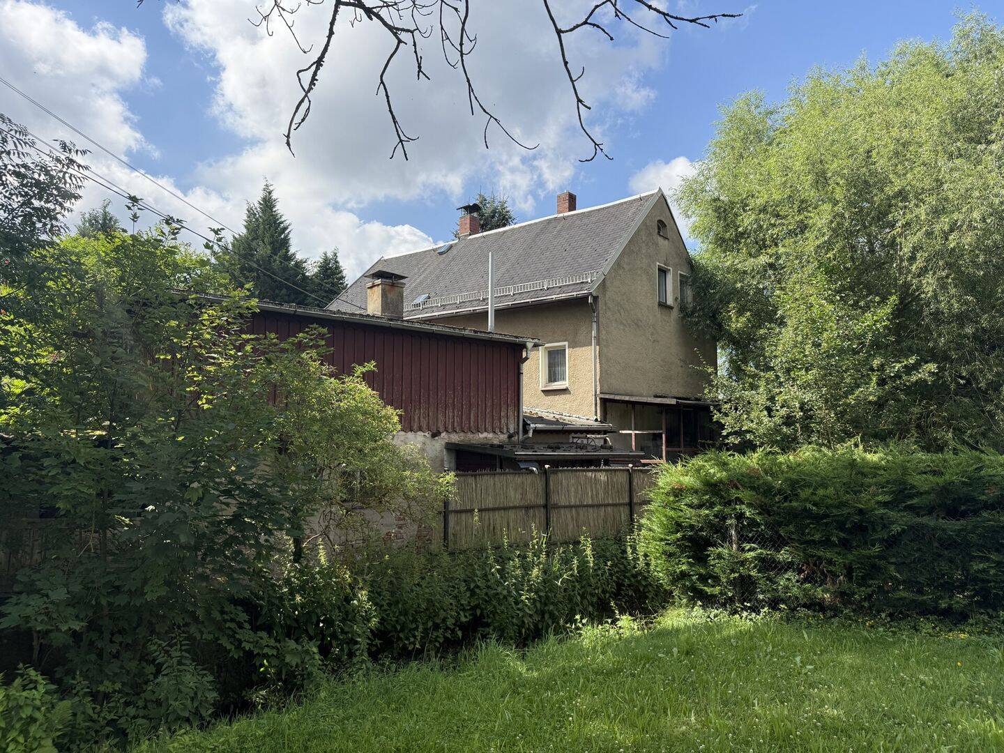 Kleines Einfamilienhaus mit Nebengebäude – Ideal für handwerklich Begabte, 9212 Limbach-Oberfrohna