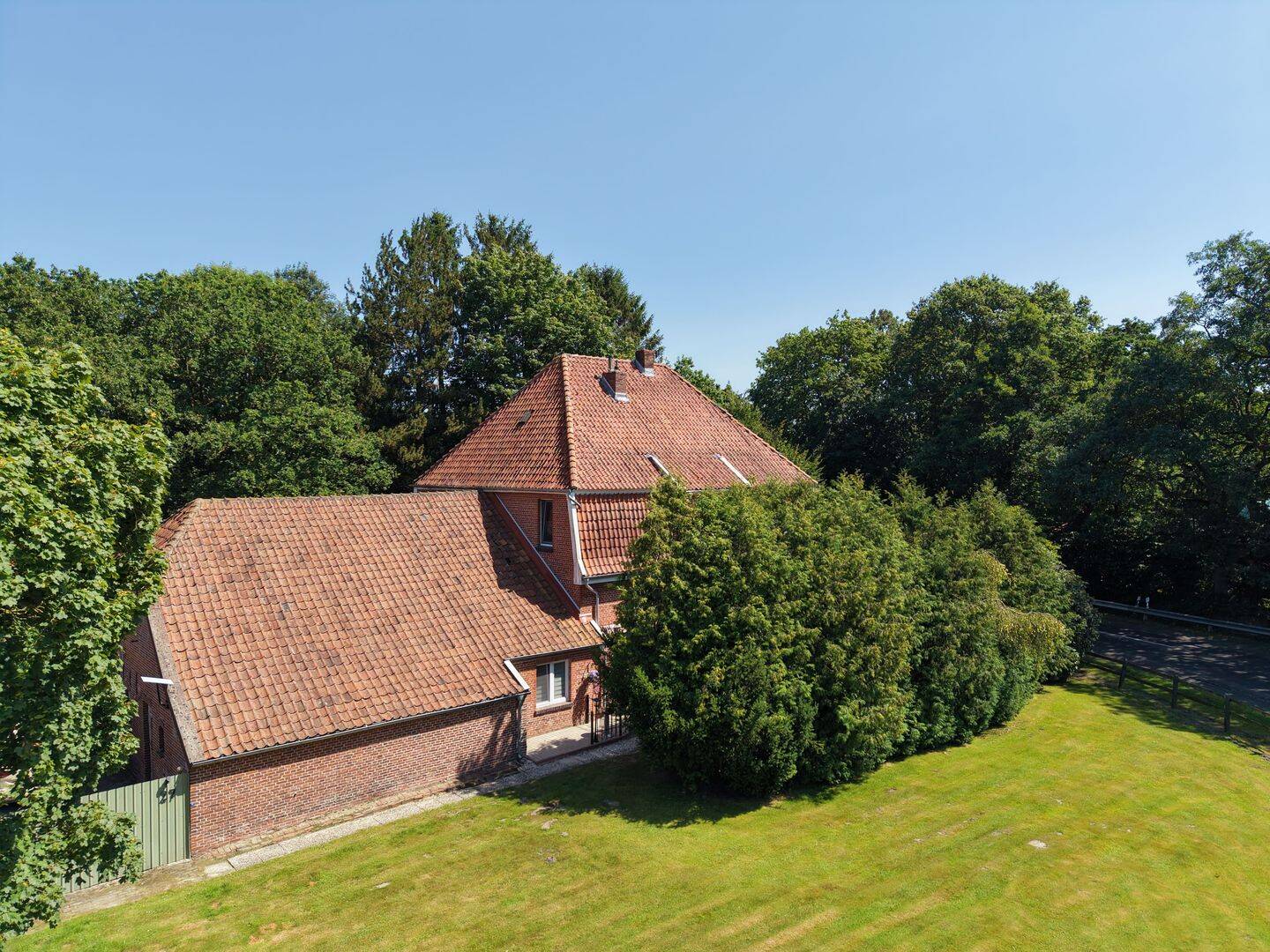Ländliche gelegenes, großzügiges Wohnhaus mit zwei vermieteten Wohneinheiten, großem Grundstück und Nebengebäude!, 26810 Westoverledingen