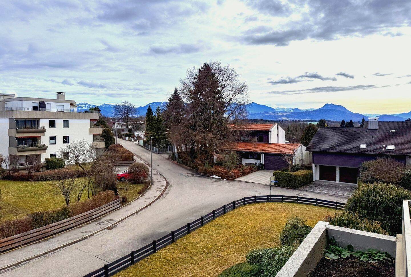 Seltene Gelegenheit am Schloßberg: 3-Zi-Wohnung mit zwei Balkonen und traumhaftem Bergblick!, 83071 Stephanskirchen