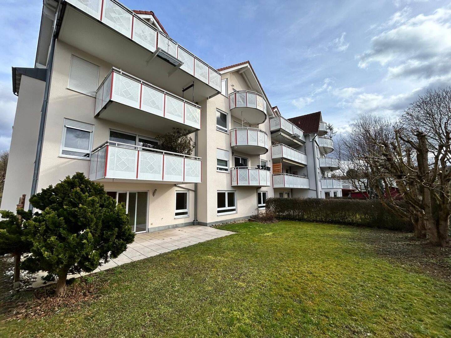 Attraktive 3-Zi. Gartenwohnung mit großer Südterrasse, Gartenanteil und TG-Stellplatz in ruhiger Lage von Weinstadt-Strümpfelbach, 71384 Weinstadt