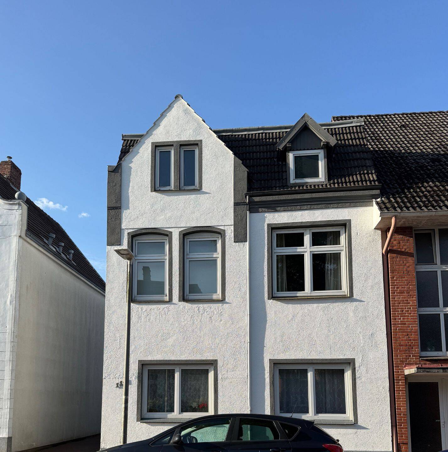 Stadtvilla mit drei vermieteten Wohneinheiten in Bestlage von Husum, 25813 Husum