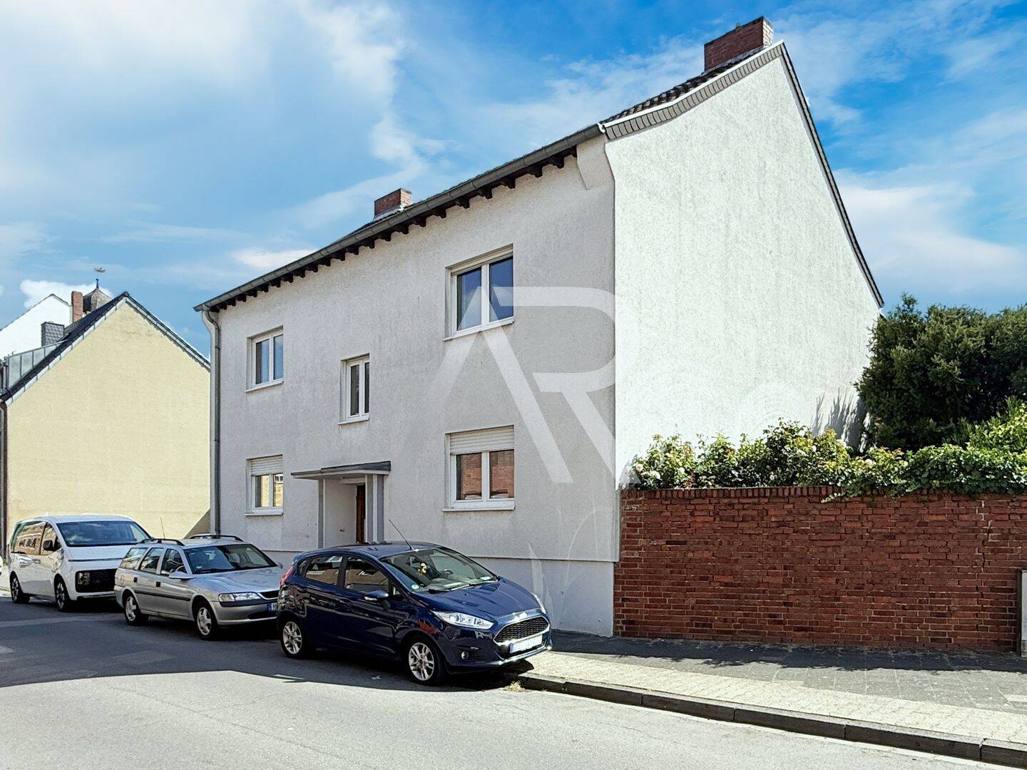 Zweifamilienhaus mit drei Garagen und attraktiven Nutzungsmöglichkeiten in zentraler Lage von Jülich, 52428 Jülich
