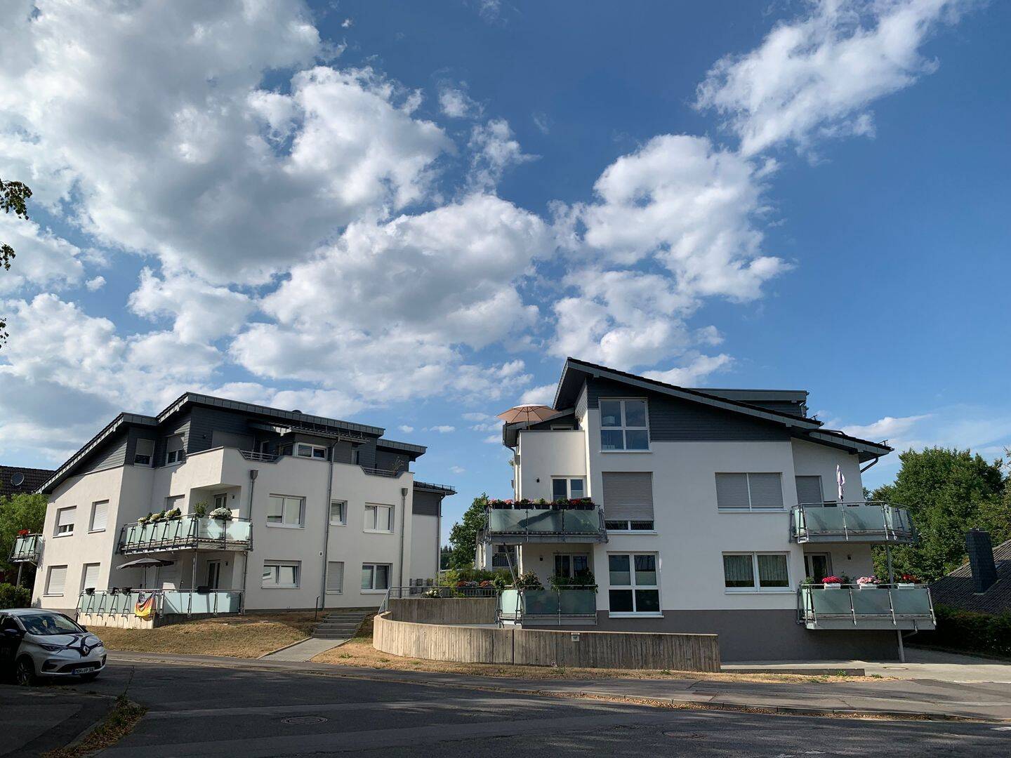 Helle 3-Zimmer-Wohnung mit Balkon, Tiefgaragenstellplatz und Aufzug, 52159 Roetgen