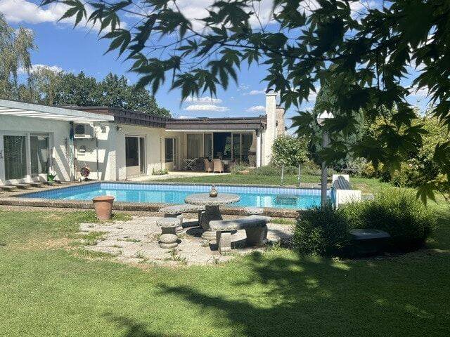 Exklusives Anwesen mit Pool, Einliegerwohnung und großzügiger Garage, 75173 Pforzheim