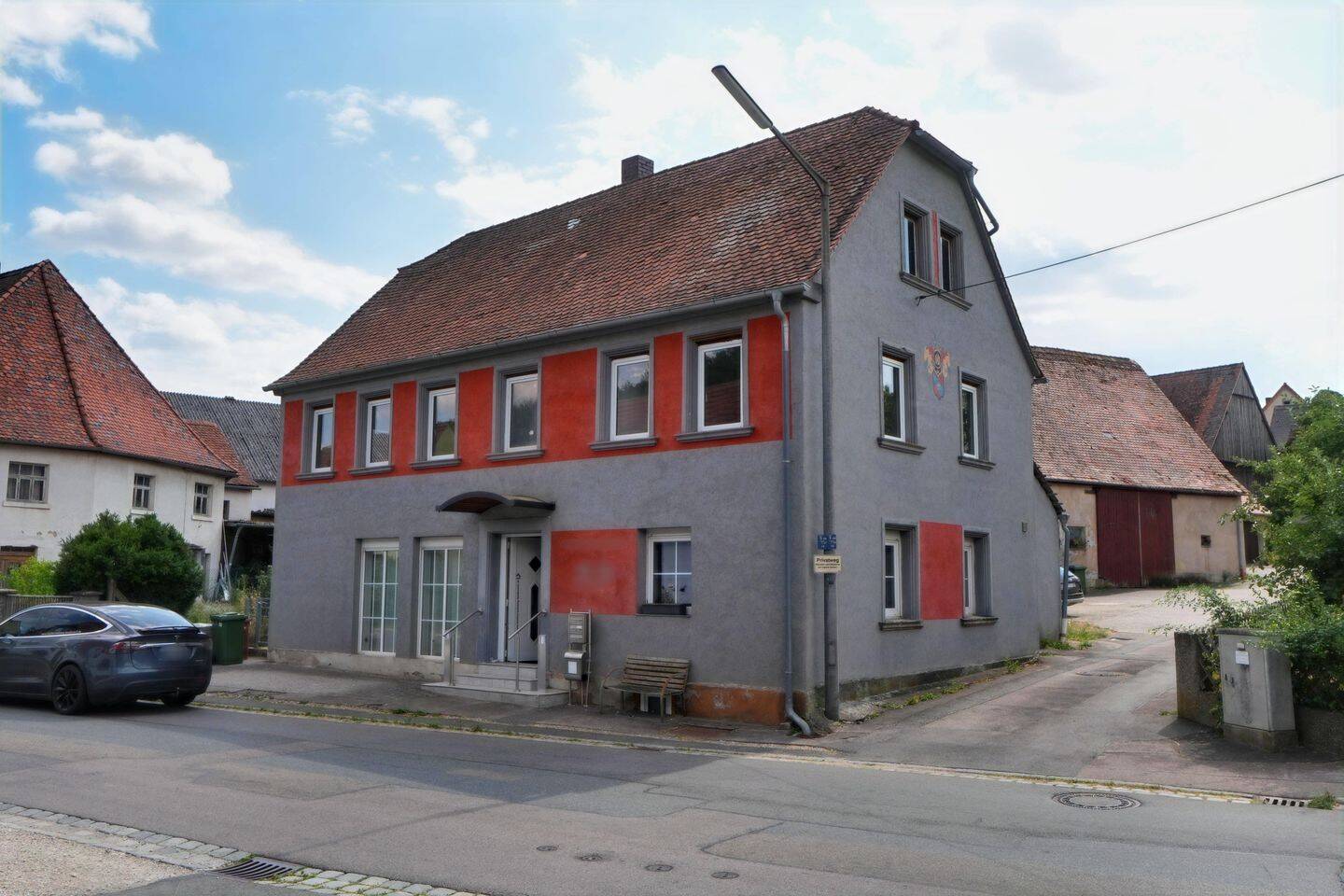 Kernsaniertes Zweifamilienhaus mit Ausbaupotential, 91560 Heilsbronn