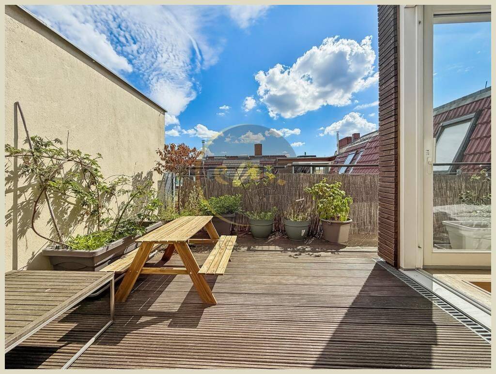 Für Sonnenanbeter und Lebemenschen: Lichtdurchflutete Dachgeschosswohnung mit Terrassen und Aufzug