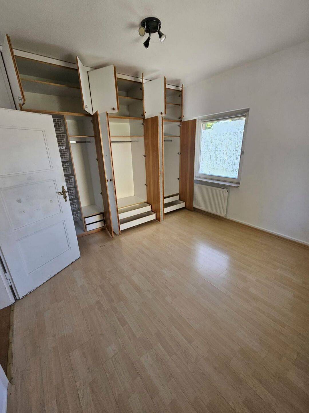 Zimmer mit Einbauschrank in heller charmanter Altbauwohnung auf der Friedrichstraße, 78464 Konstanz