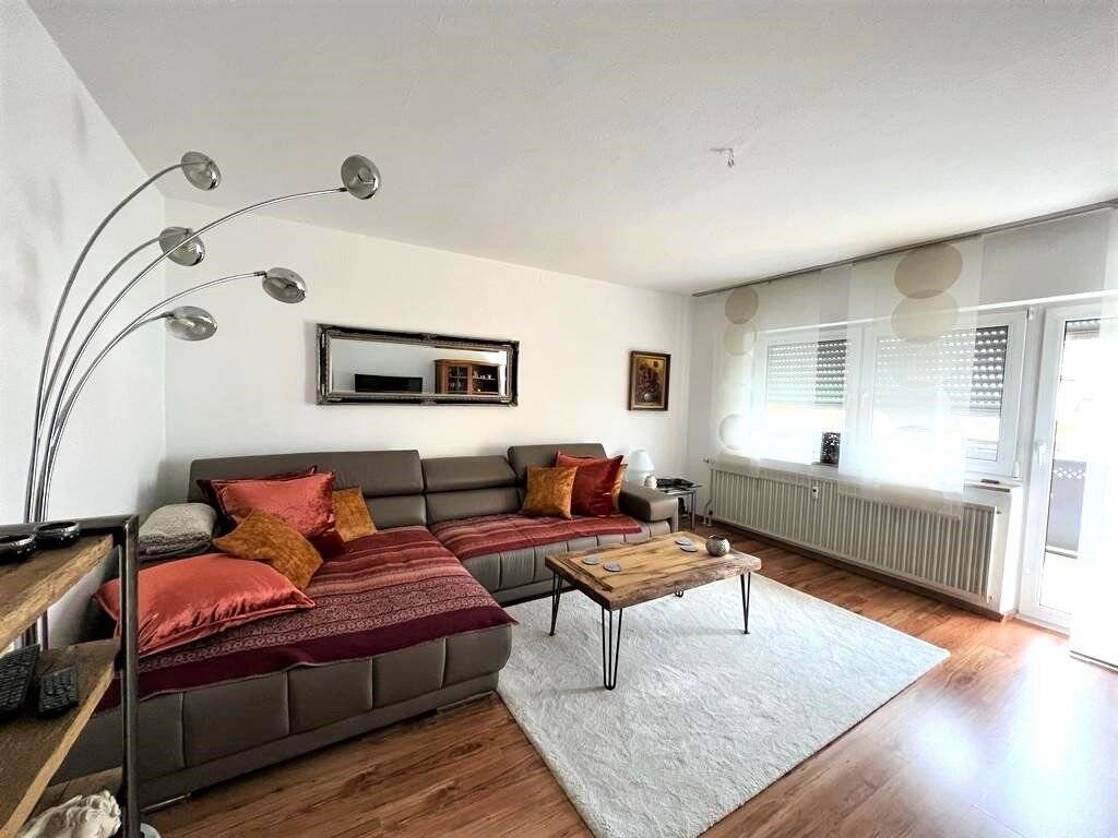 2-Zimmer-Erdgeschoss-Wohnung mit Balkon in einem kleinen gepflegten Mehrfamilienhaus in Pölling bei 92318 Neumarkt, 92318 Neumarkt i.d. OPf.
