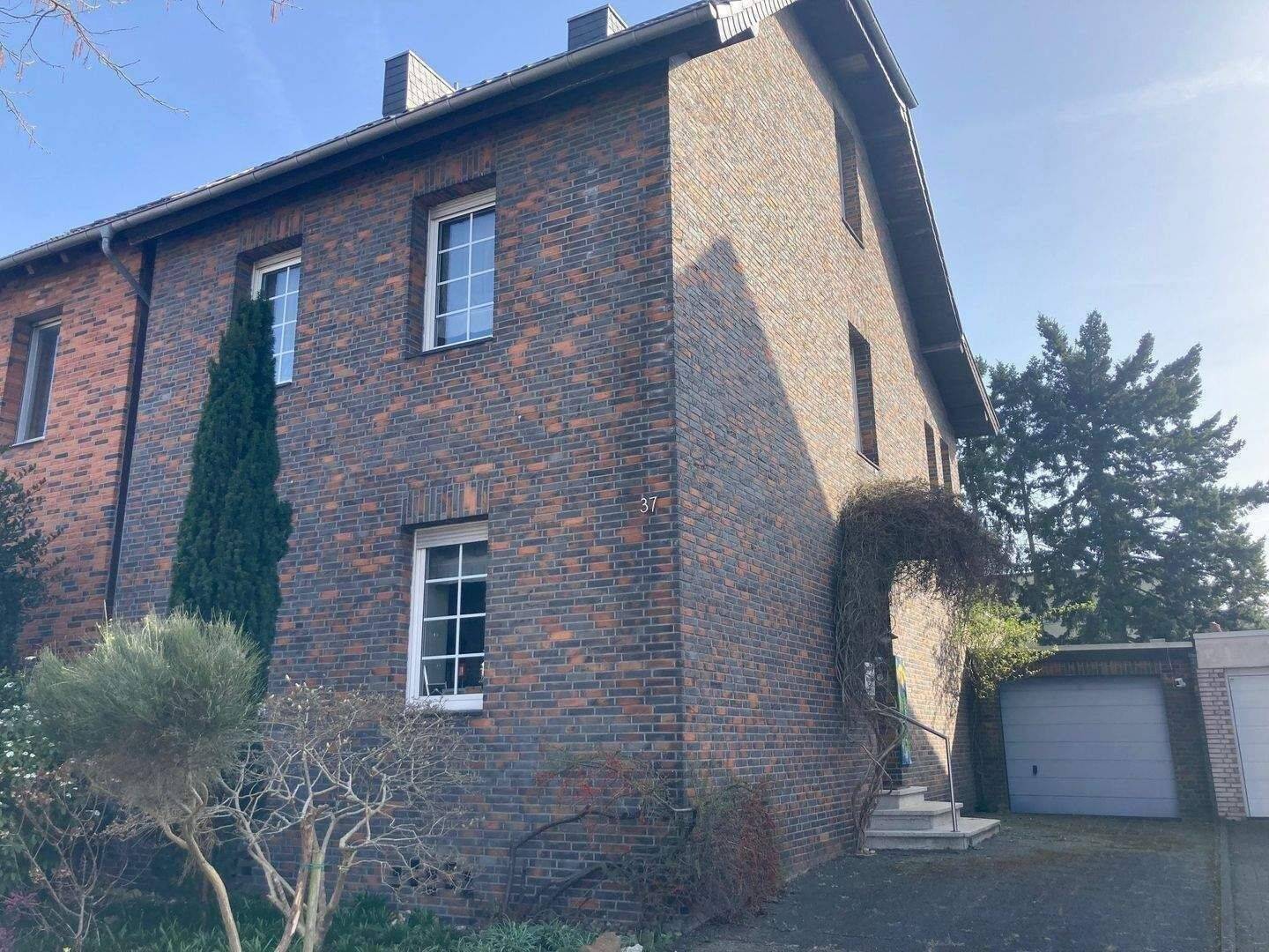 Ansprechende Liegenschaft mit Garage, großer Terrasse , großem Garten u. Nutzfläche im DG (ca. 30 qm) ca. im DG, 41065 Mönchengladbach (Hardterbroich Hermges Lürrip Pesch)