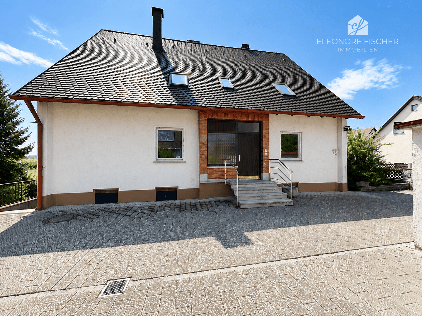 Freistehendes Zweifamilienhaus mit großem Grundstück und vielfältigem Potenzial in Wallerstein, 86757 Wallerstein