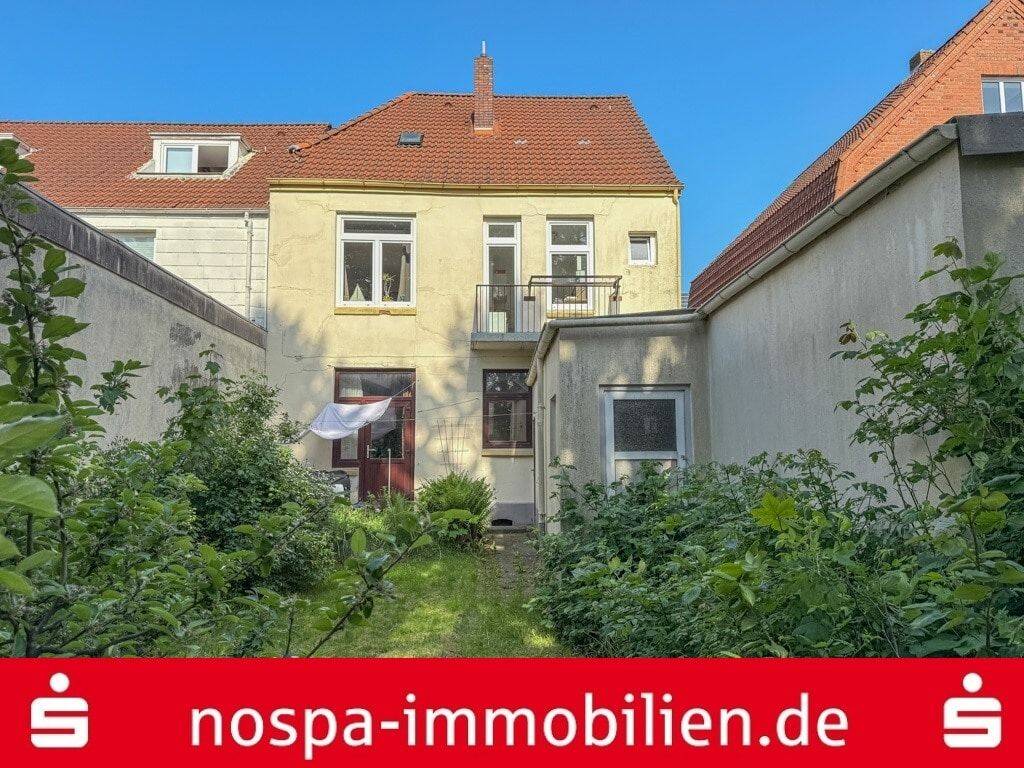 Teilweise vermietetes und sanierungsbedürftiges Stadthaus mit 2 Wohnungen, 25813 Husum