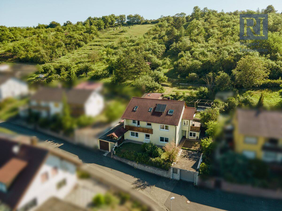 Behagliches Einfamilienhaus mit Einliegerwohnung am grünen Ortsrand, 97450 Arnstein