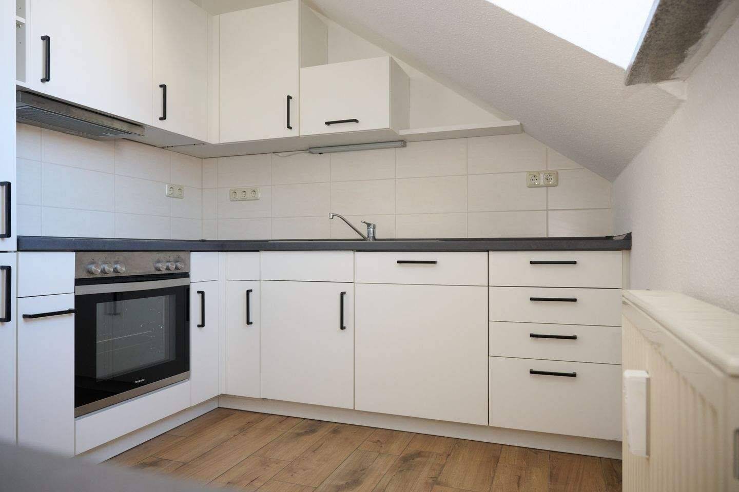 Provisionsfreie 3-Raumwohnung im Dachgeschoss mit Einbauküche und mit Balkon zu vermieten !!!, 4758 Cavertitz