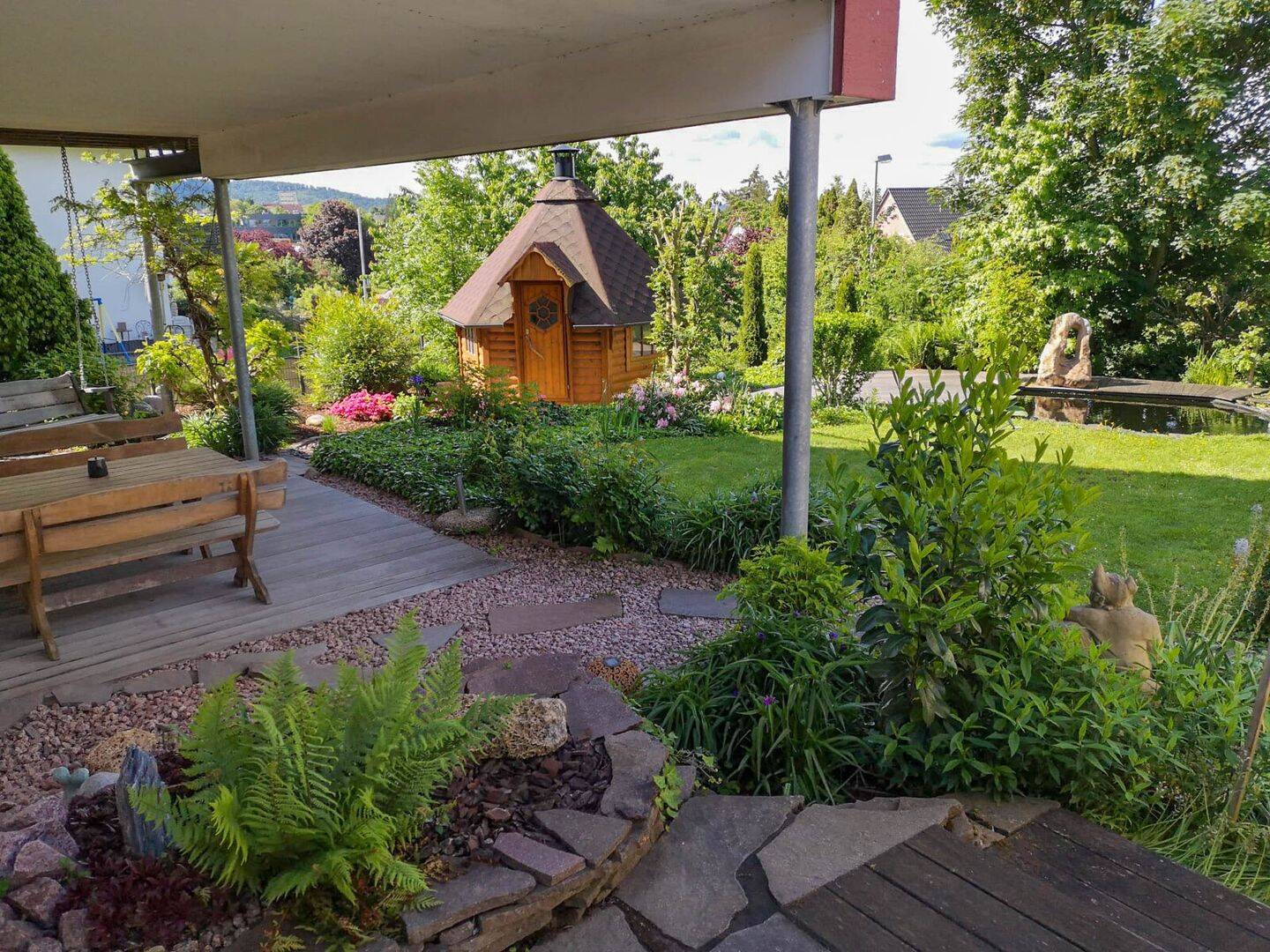 Wohnen wie im Urlaub – Zweifamilienhaus mit Gewerbehalle und traumhaftem Garten, 74632 Forchtenberg