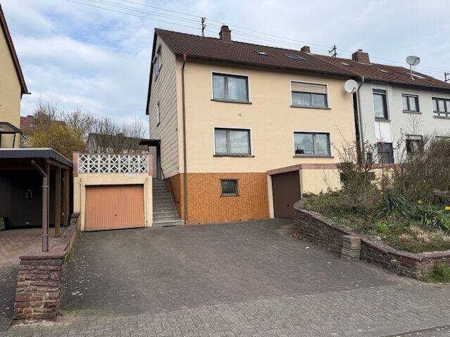 Schönes Zweifamilienhaus mit Balkon und Terrasse in Friedrichsthal, 66299 Friedrichsthal