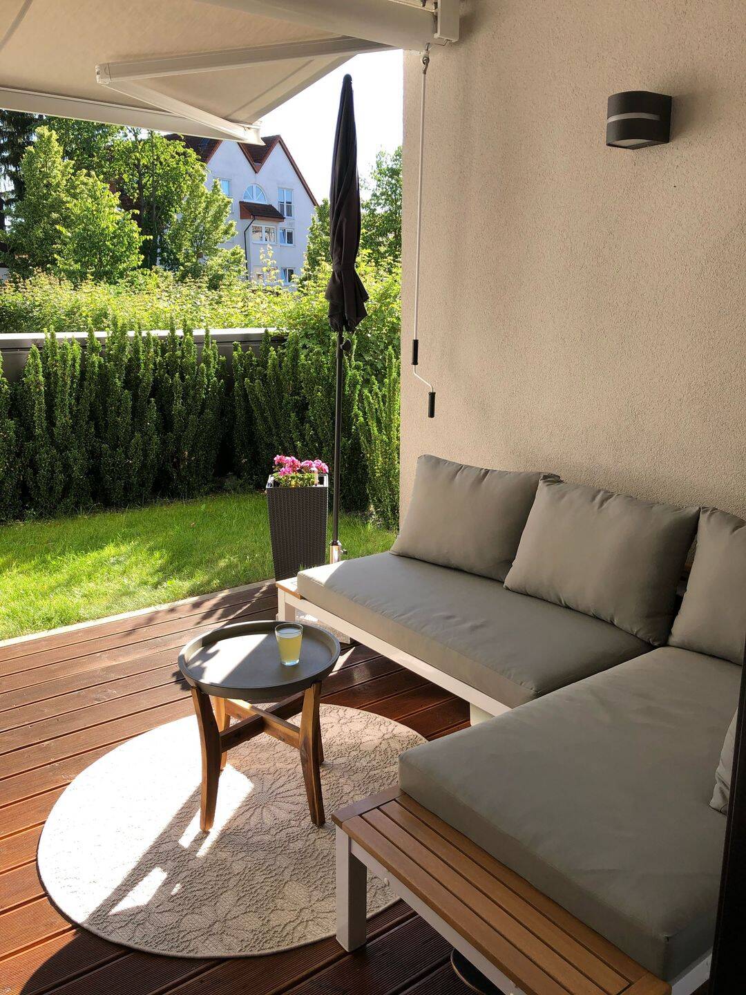 Stilvolle, neuwertige, teilmöbl. 3,5-Zimmer-Terrassenwohnung mit Einbauküche in Sulzbach, 65843 Sulzbach (Taunus)
