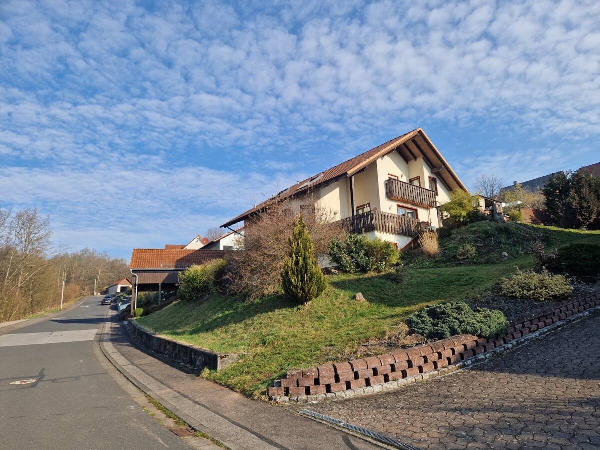 Gepflegtes Einfamilienhaus mit Einliegerwohnung und Fernblick in Burkardroth-Gefäll, 97705 Burkardroth