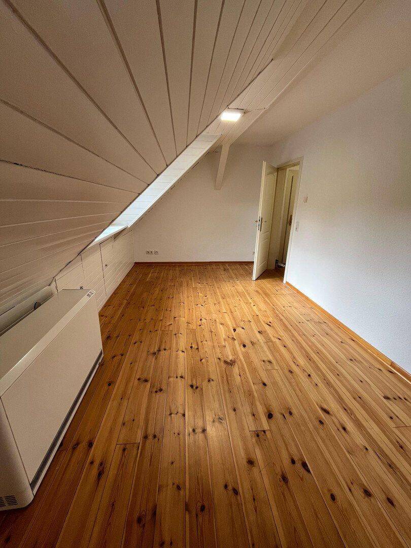 Charmante Dachgeschosswohnung mit neuer Einbauküche – ruhige Lage in Heiligenhaus, 42579 Heiligenhaus